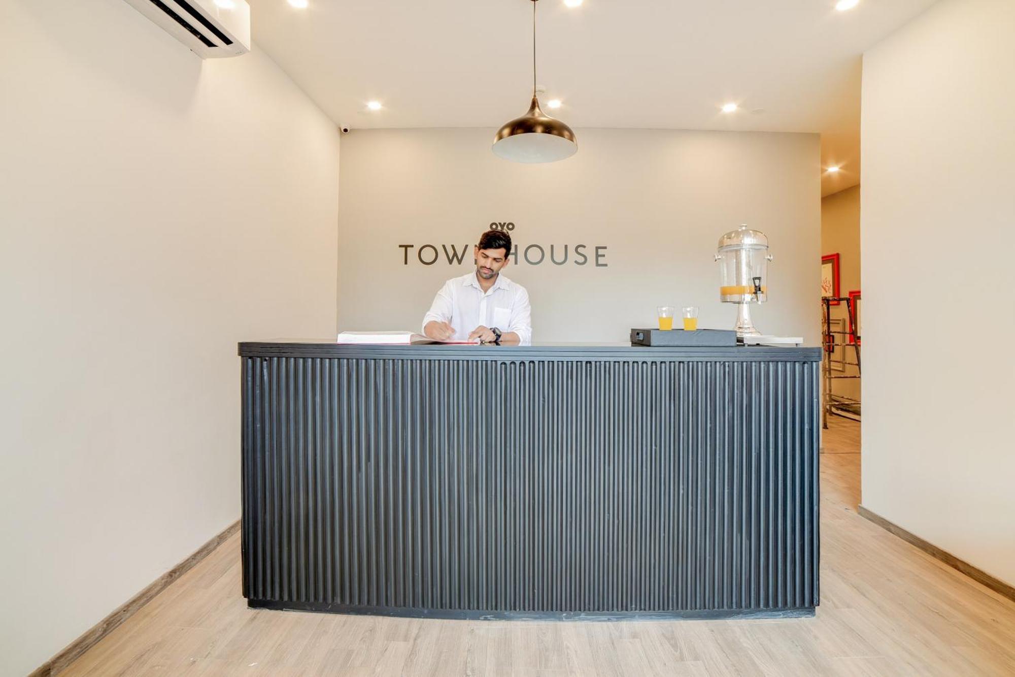 Super Townhouse Hosur Main Road Bommanahalli Near Gopalan Innovation Mall Bangalore Exterior photo